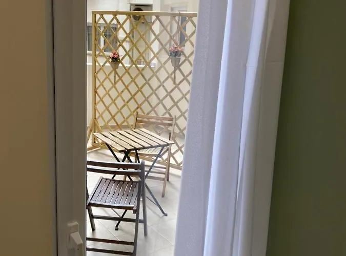 Great Alexander Street, Apartment